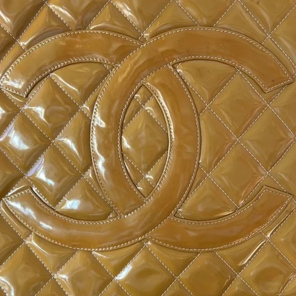 CHANEL QUILTED patent MEDALLION TOTE - Picture 3 of 15